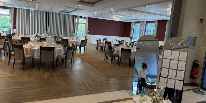 Eingedeckter Saal für Hochzeit